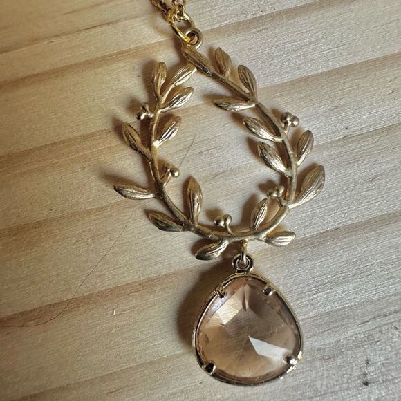 🌿 Gold plated Laurel Wreath Necklace with Faceted Champagne Glass Drop - Picture 7 of 10
